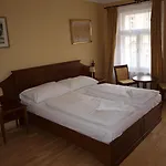King George Hotel 3*